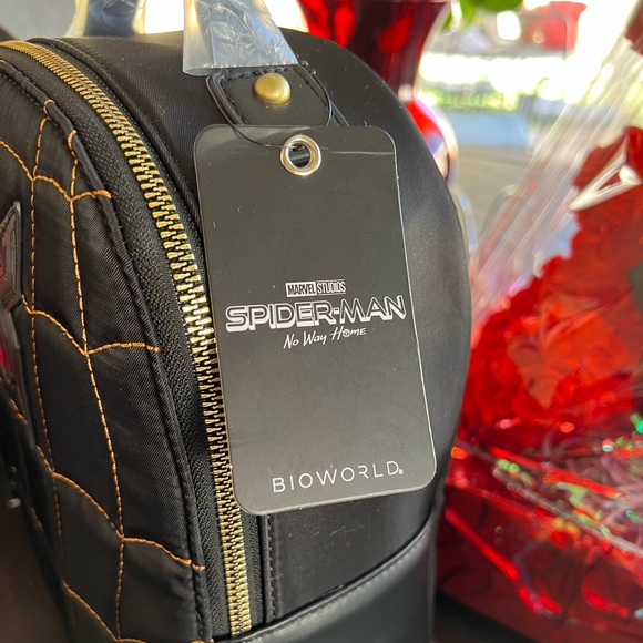 EXCLUSIVE Marvel Spider-Man No Way Home Reversible Mini Backpack Bioworld - Picture 5 of 9